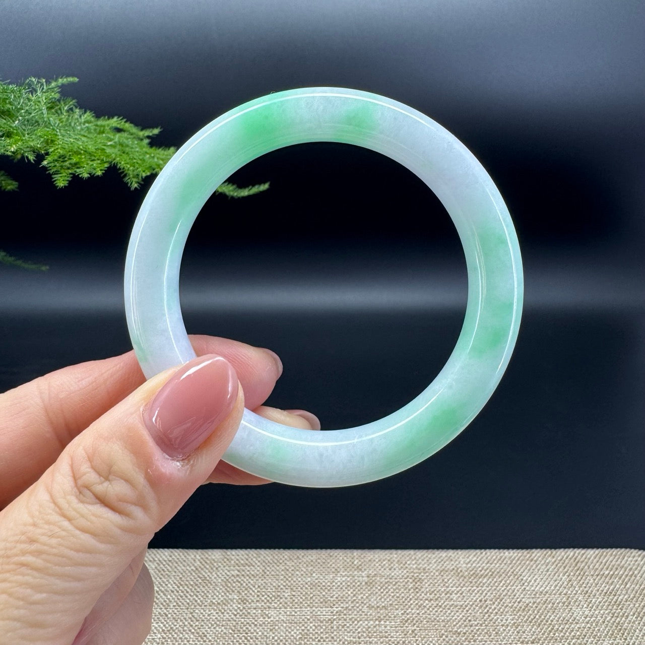 The bangle shape of the round.The bangle color is white green.