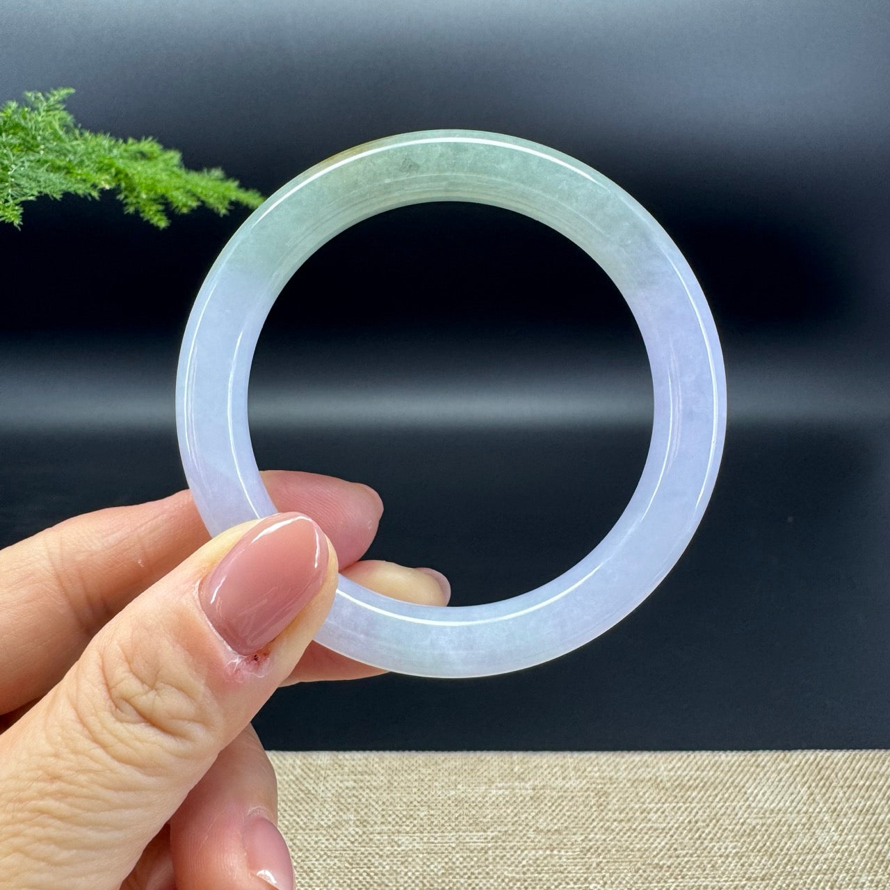 The bangle shape of the round.The bangle color is lavender green.