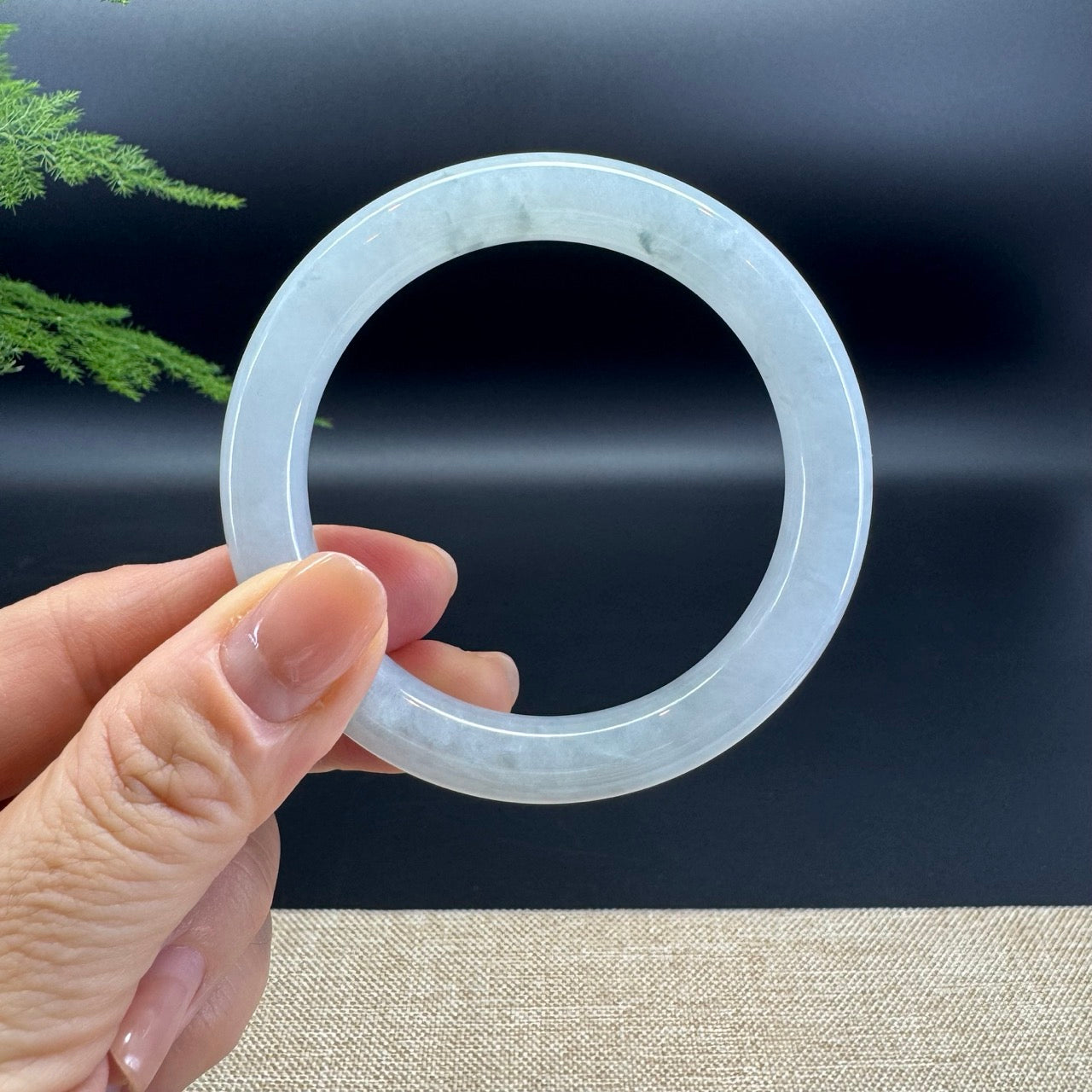 The bangle shape of the round.The bangle  color is icy green.