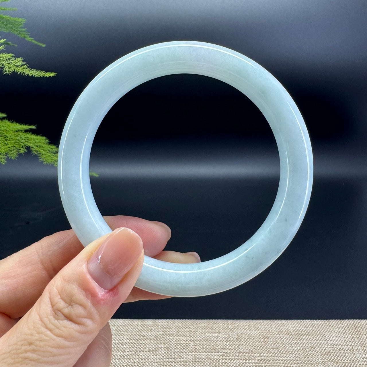 The bangle shape of the round.The bangle color is apple green.