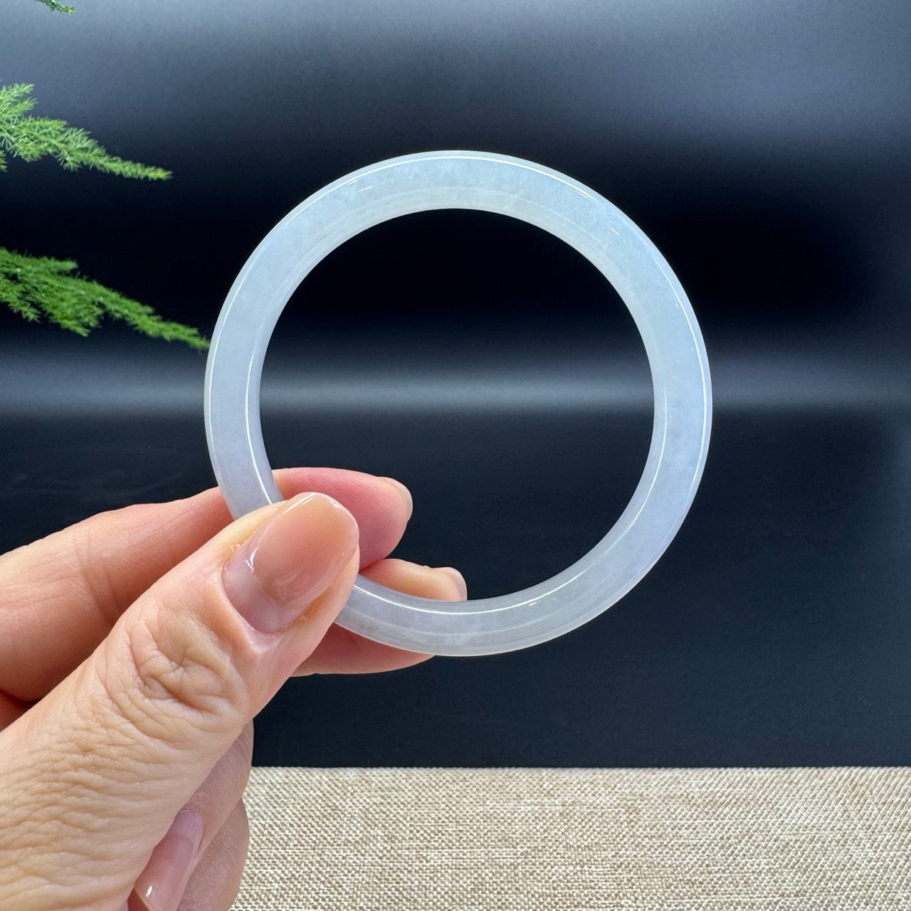 The bangle shape of the round.The bangle color is icy green.