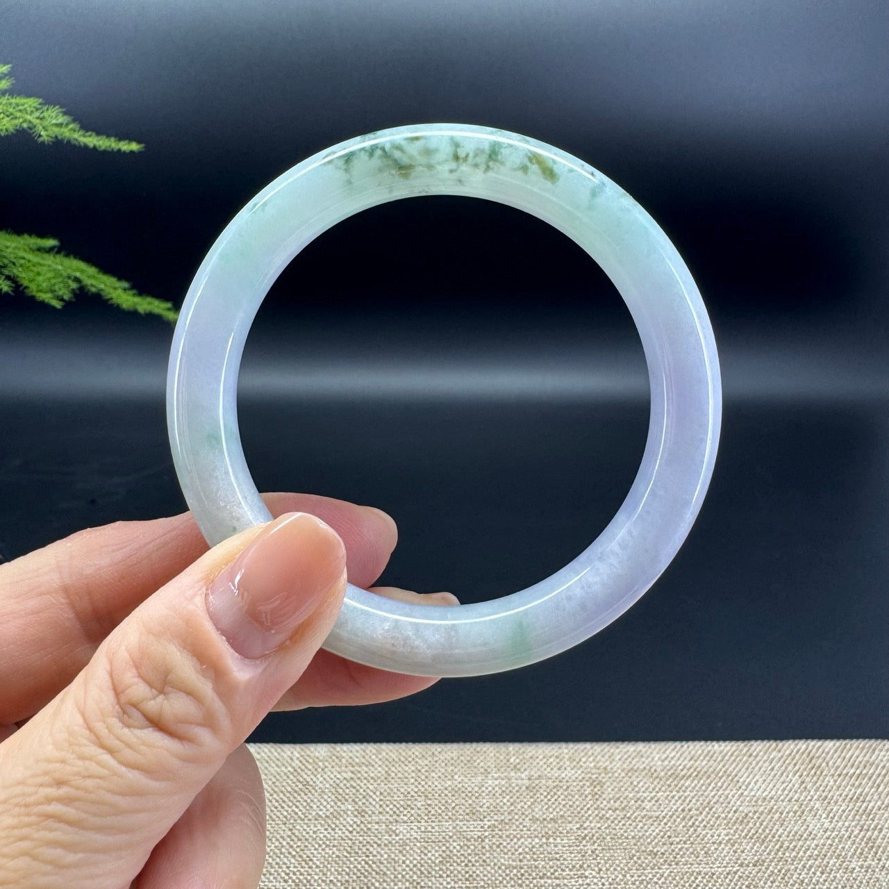 The bangle shape of the round.The bangle color is lavender green.