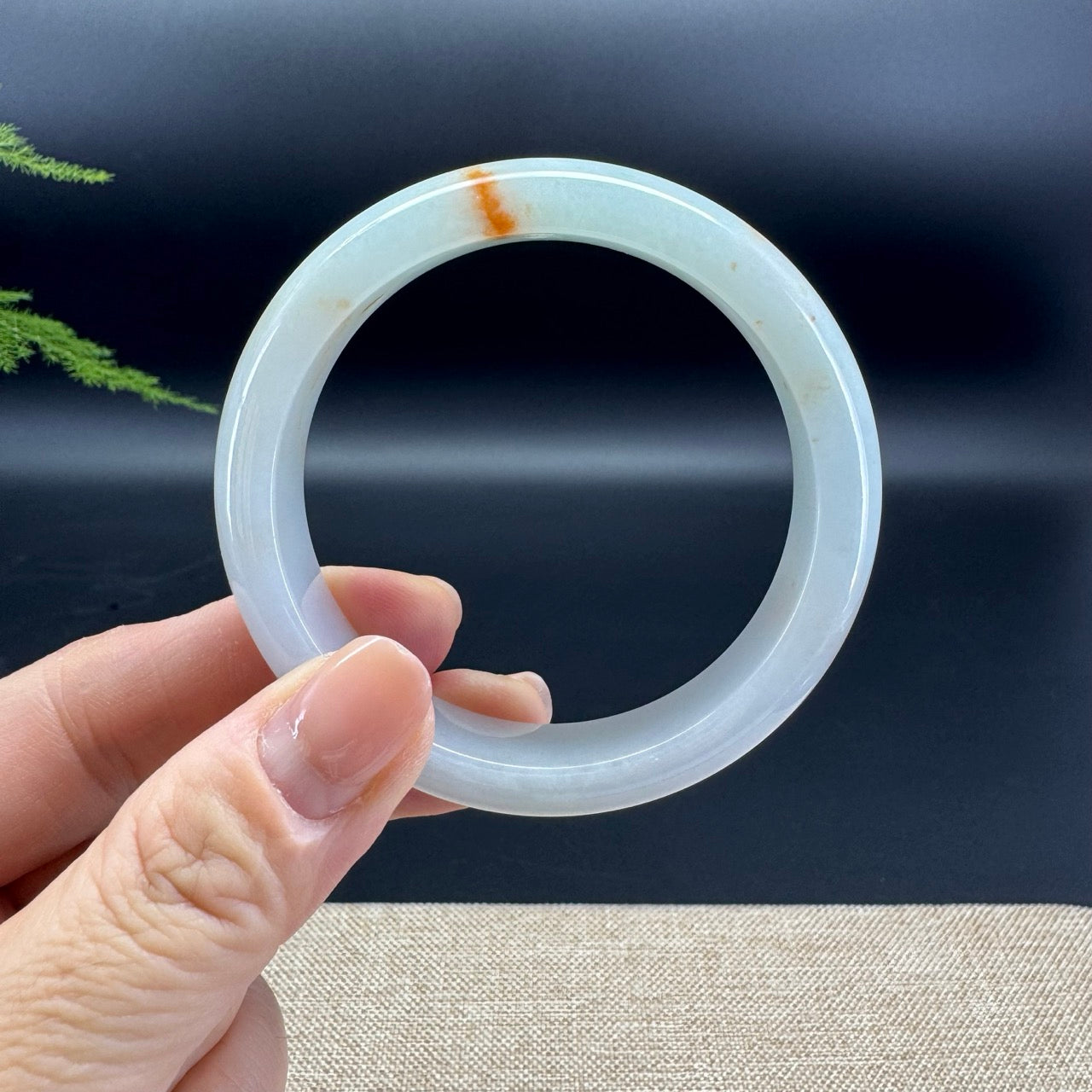 The bangle shape of the half round.The bangle color is icy and a bit of sajin.