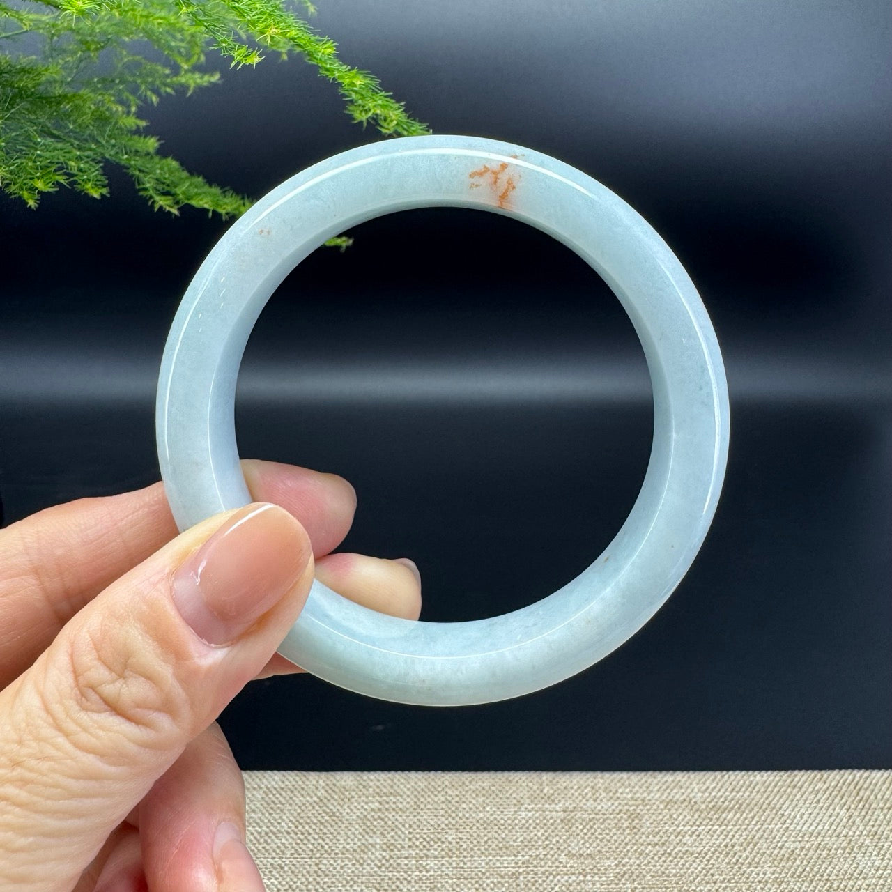 The bangle shape of the half round.The bangle color is icy green and some sajin.