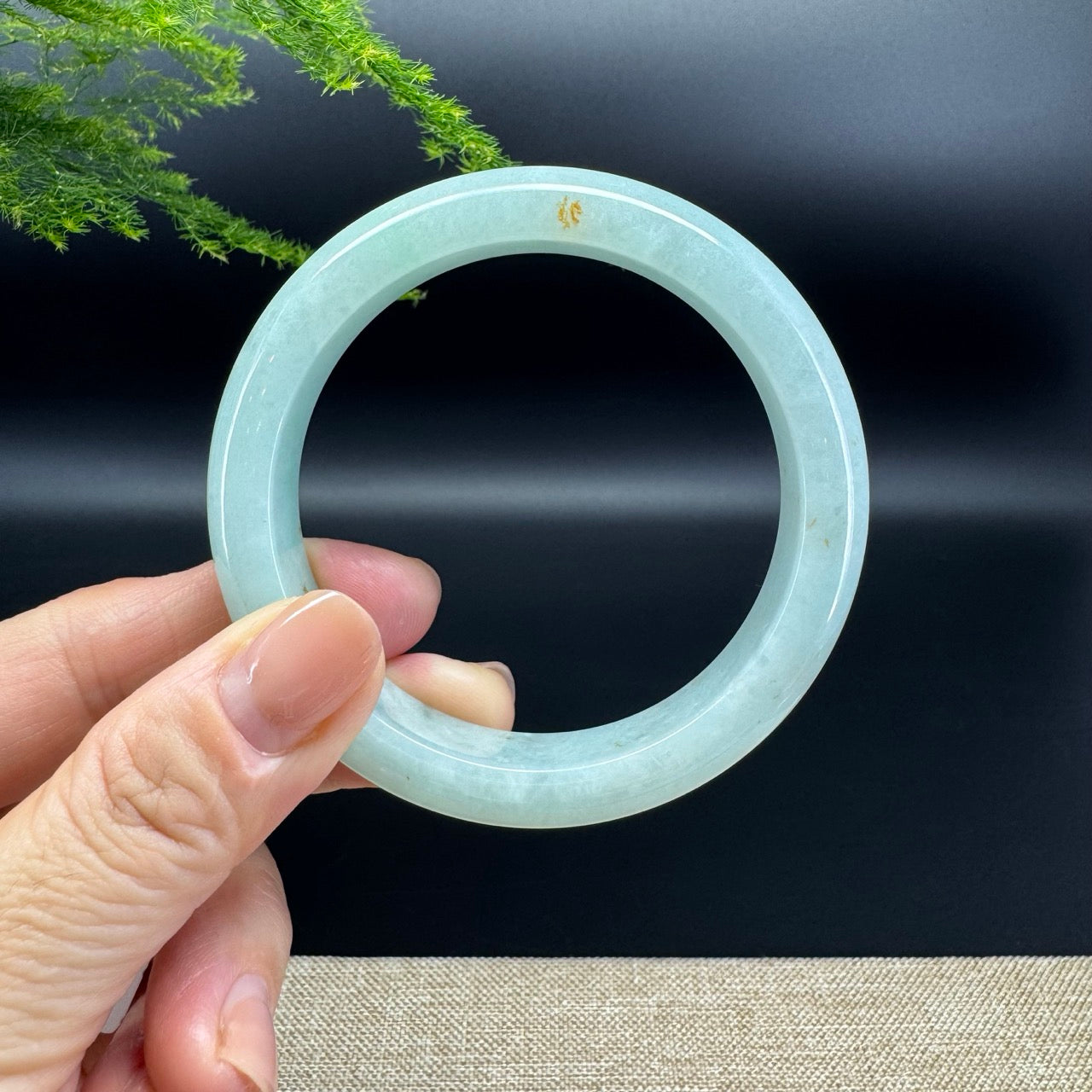 The bangle shape of the half round.The bangle color is apple green and some sajin.
