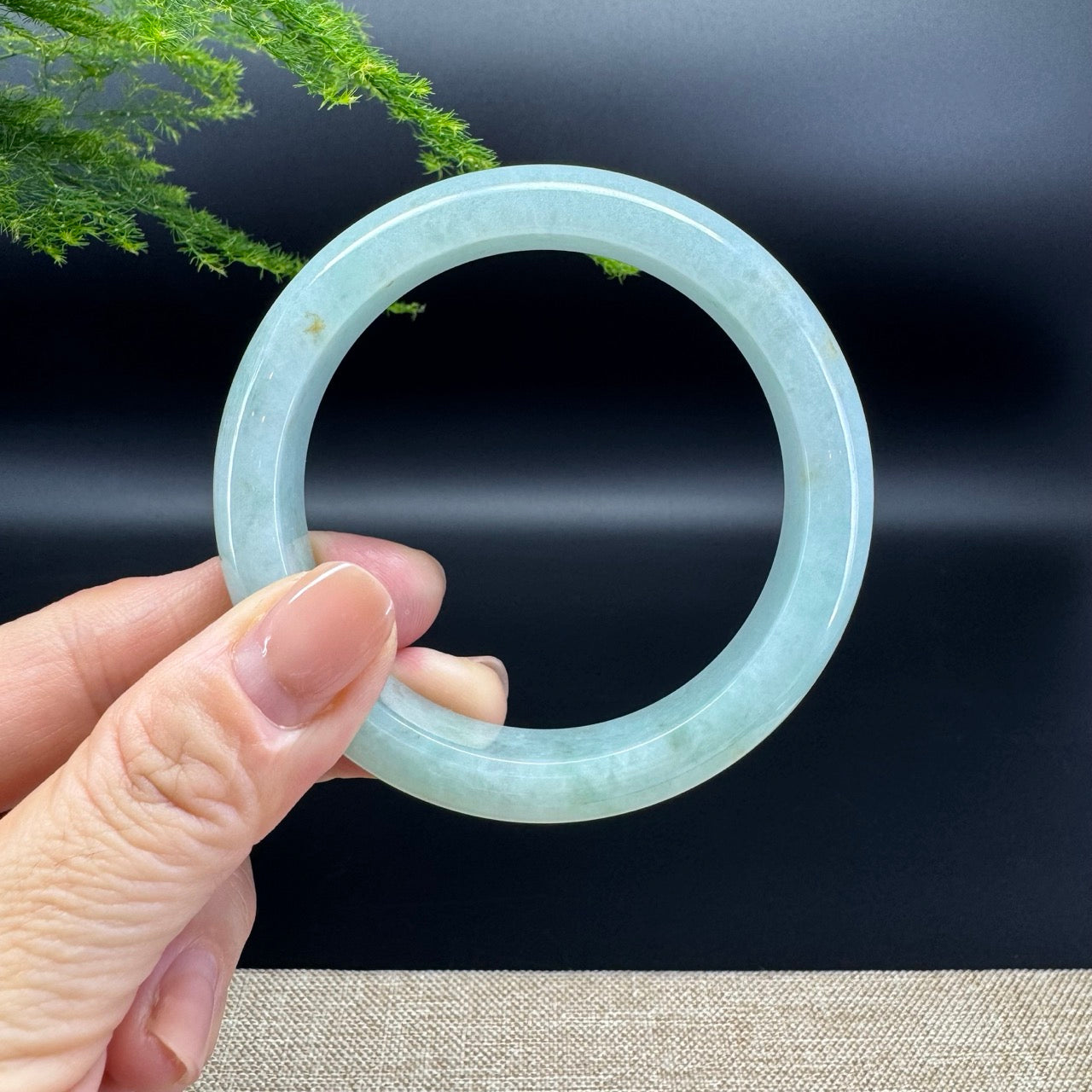 The bangle shape of the half round.The bangle color is apple green and sajin.