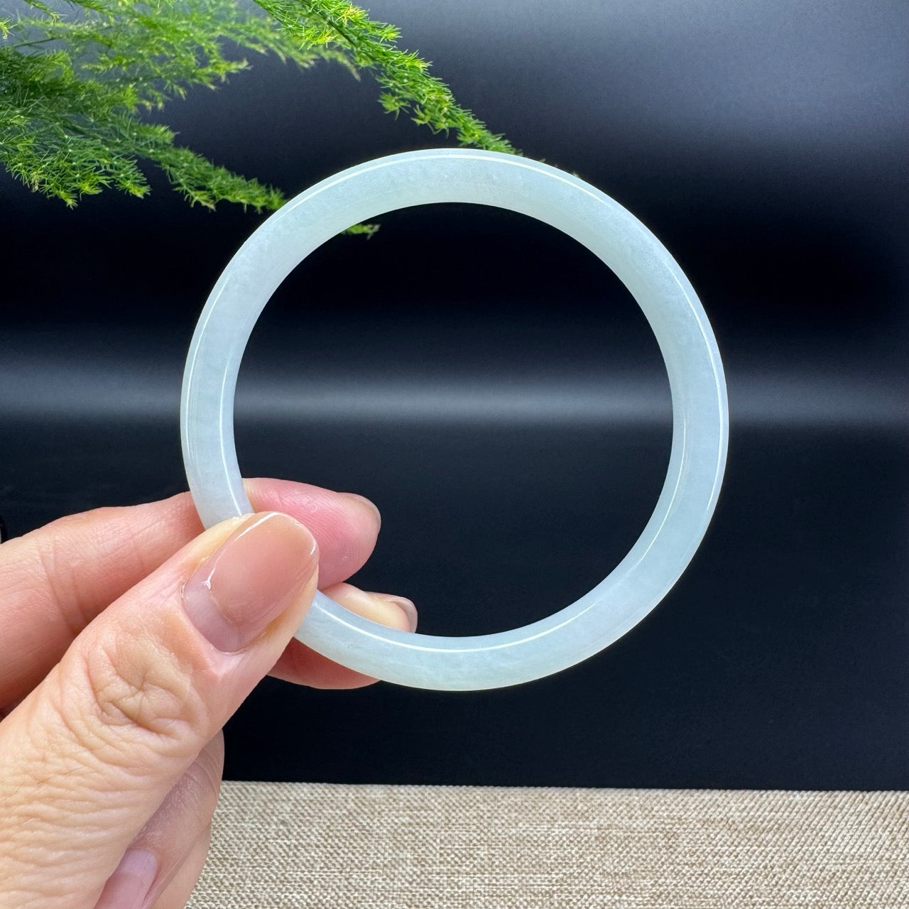 The bangle shape of the round(Ding Dong) The bangle color is icy green.