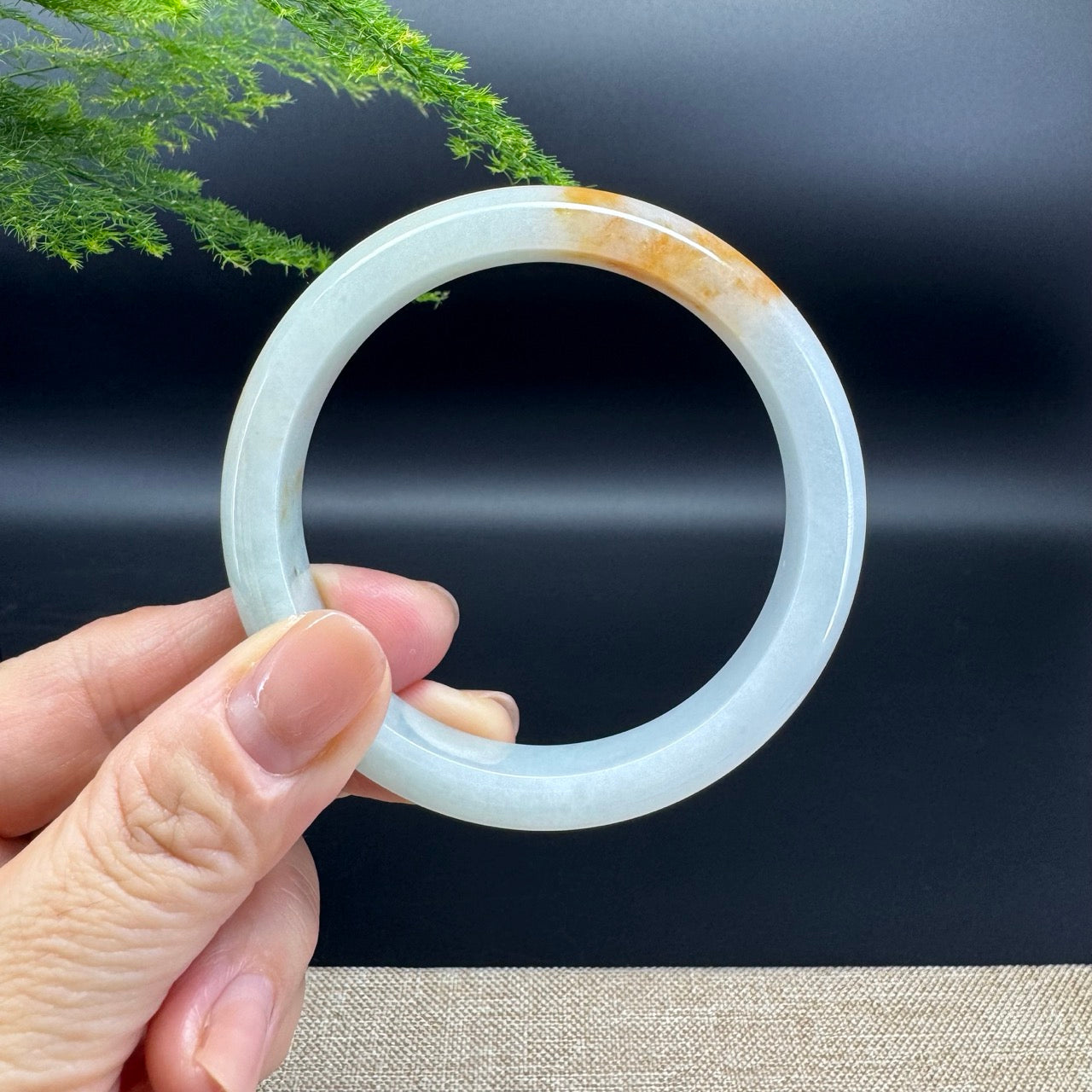 The bangle shape of the half round.The bangle color is green and some sajin.
