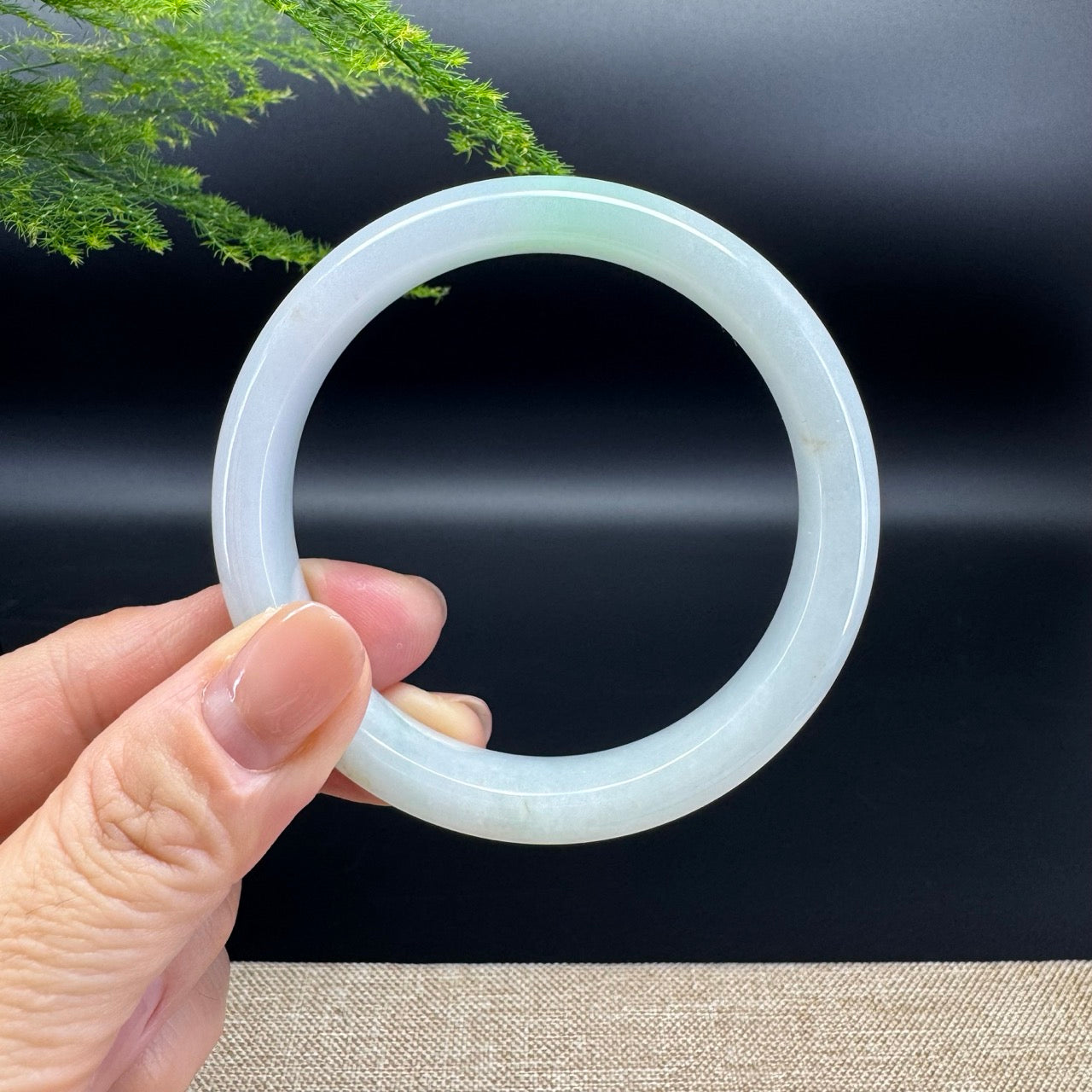 The bangle shape of the round.The bangle color is icy green.