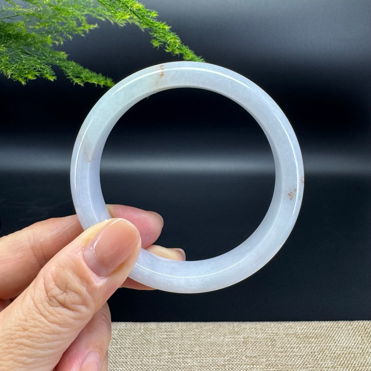 The bangle shape of the half round.The bangle color is lavender and some sajin.