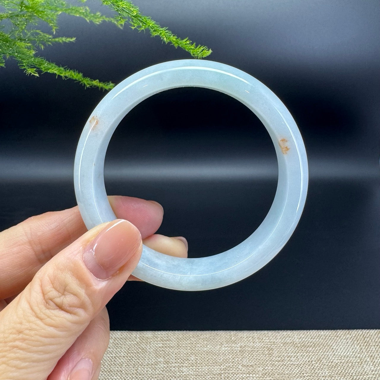 The bangle shape of the half round.The bangle color is icy green and some sajin.