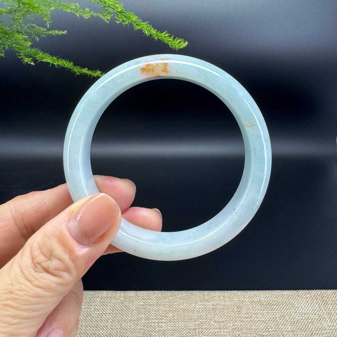 The bangle shape of the half round.The bangle color is icy green and some sajin.