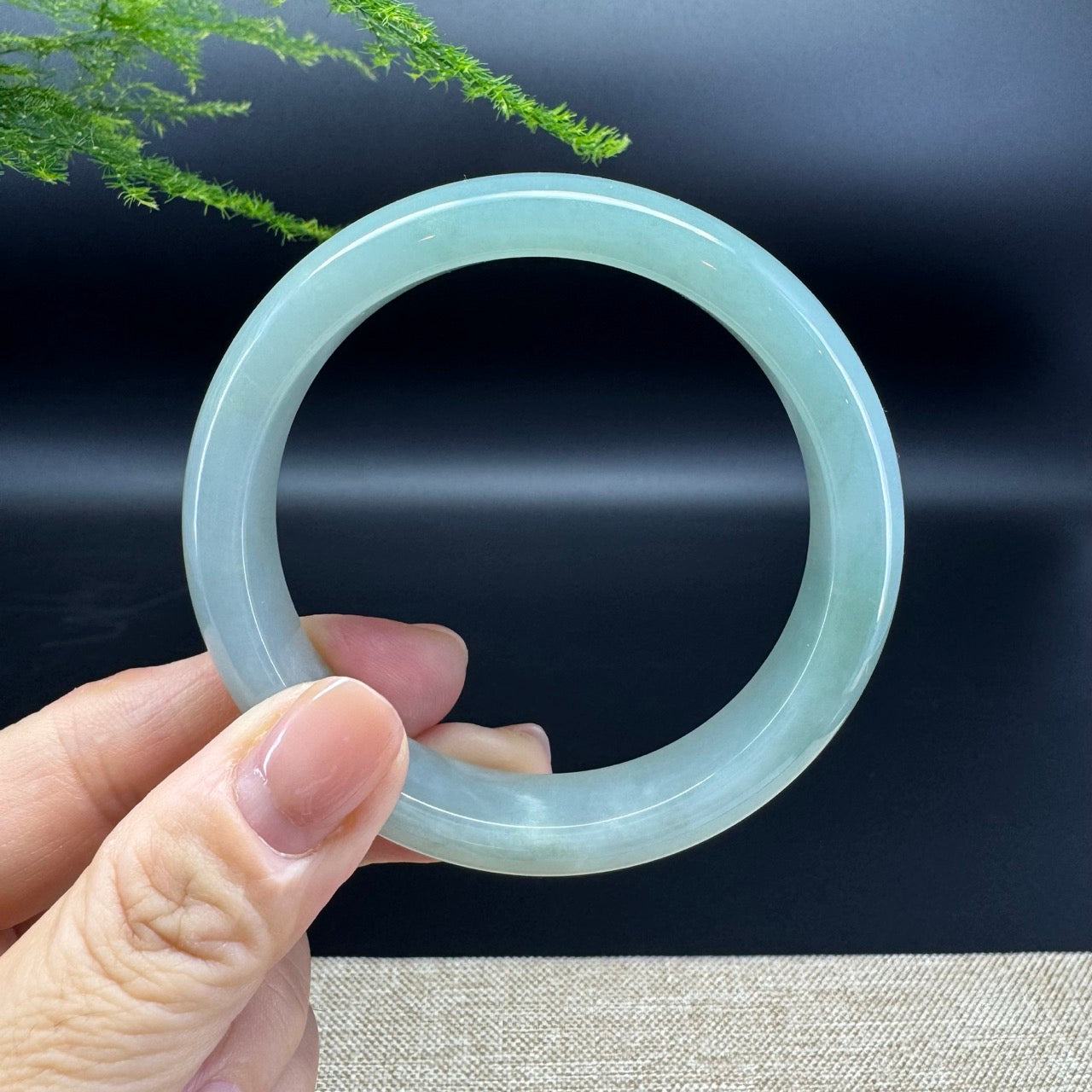The bangle shape of the half round.The bangle color is matcha green.