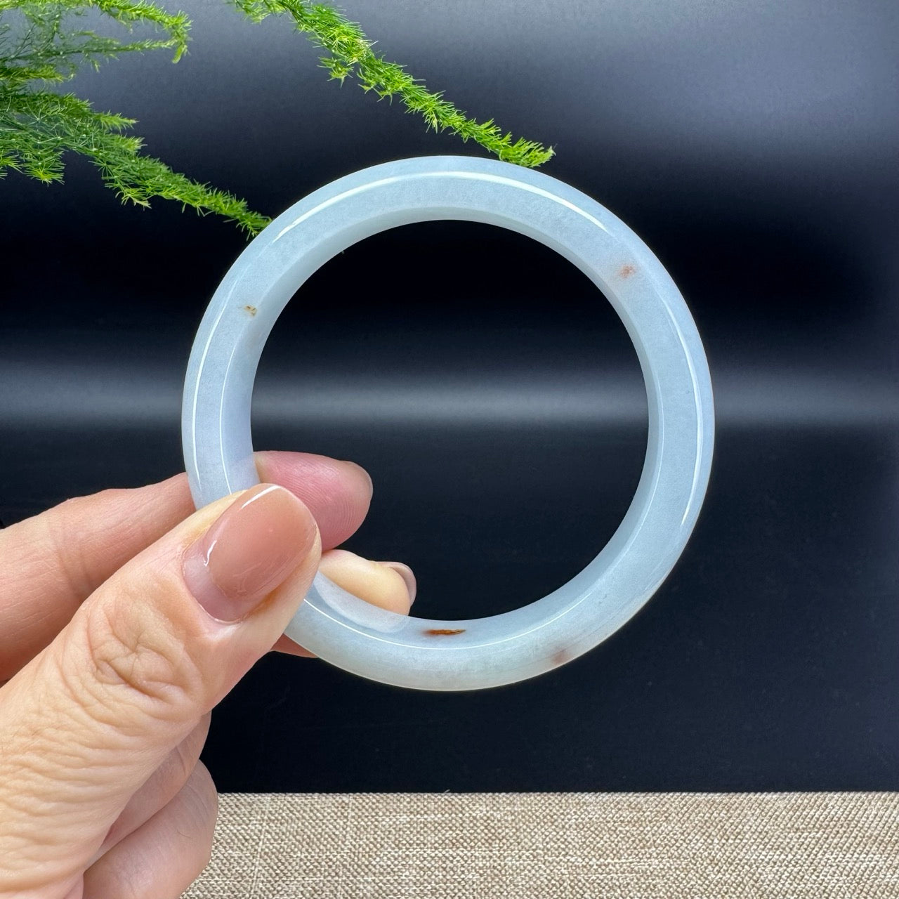 The bangle shape of the half round.The bangle color is icy green and sajin.
