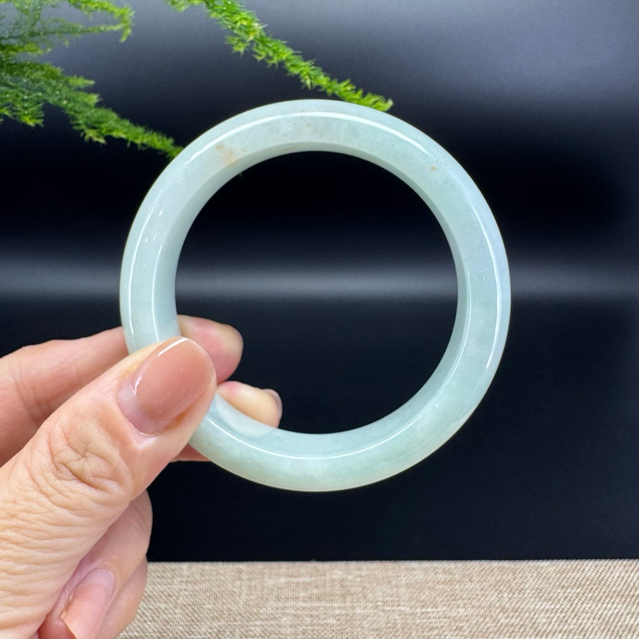 The bangle shape of the alf round.The bangle color is apple green and sajin.
