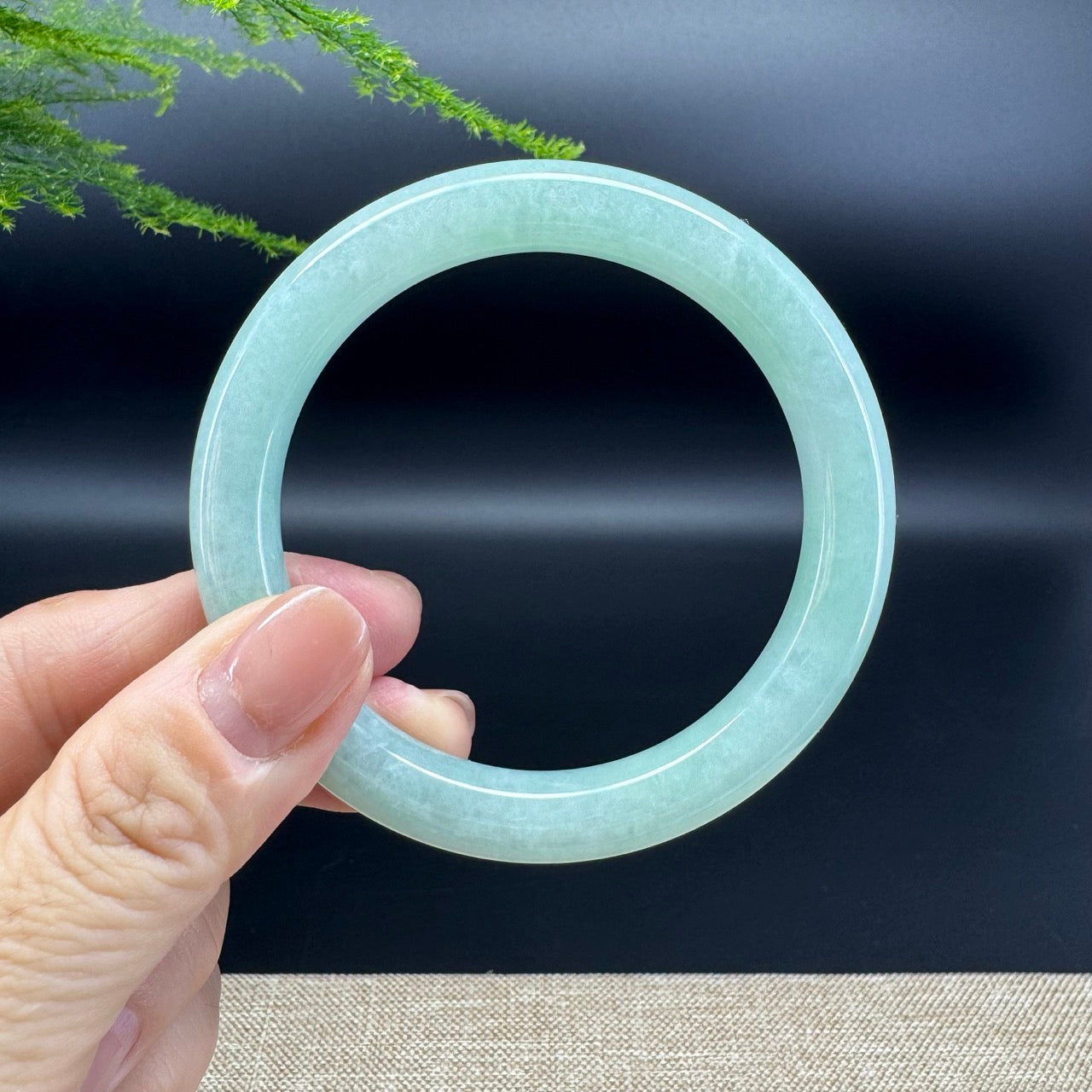 The bangle shape of the round.The bangle color is apple green.