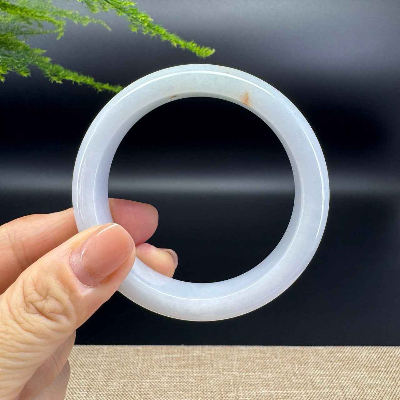 The bangle shape of the half round.The bangle color is icy and some sajin.