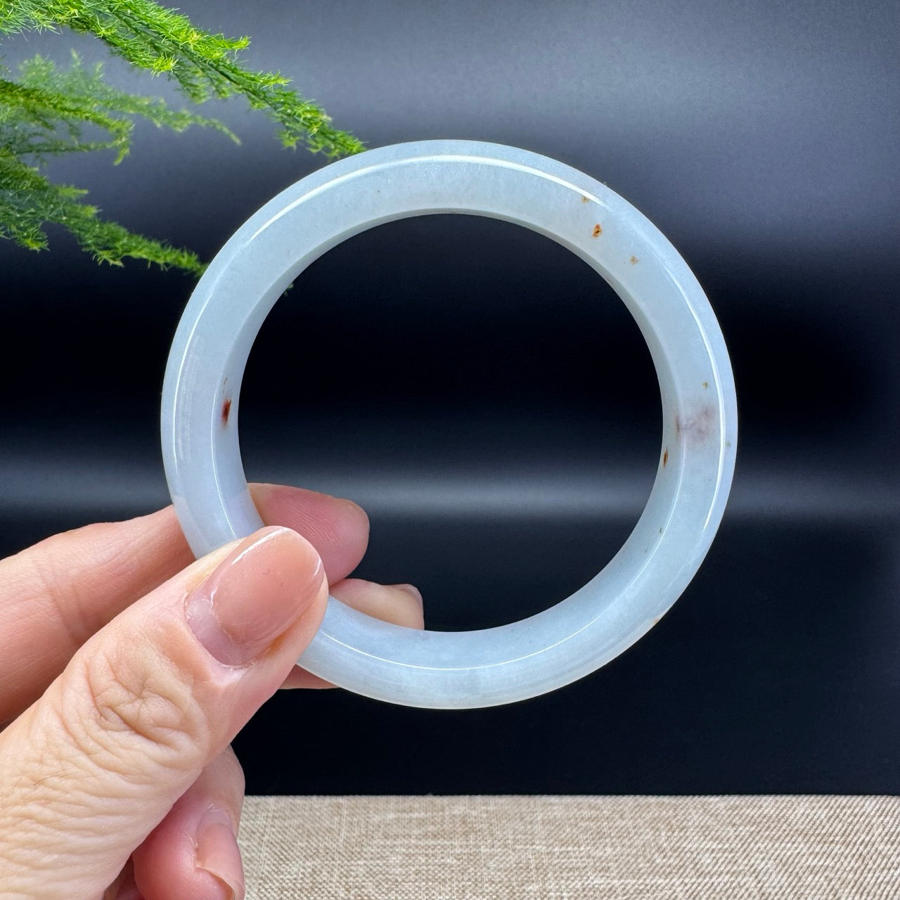 The bangle shape of the half round.The bangle color is icy green and some sajin.
