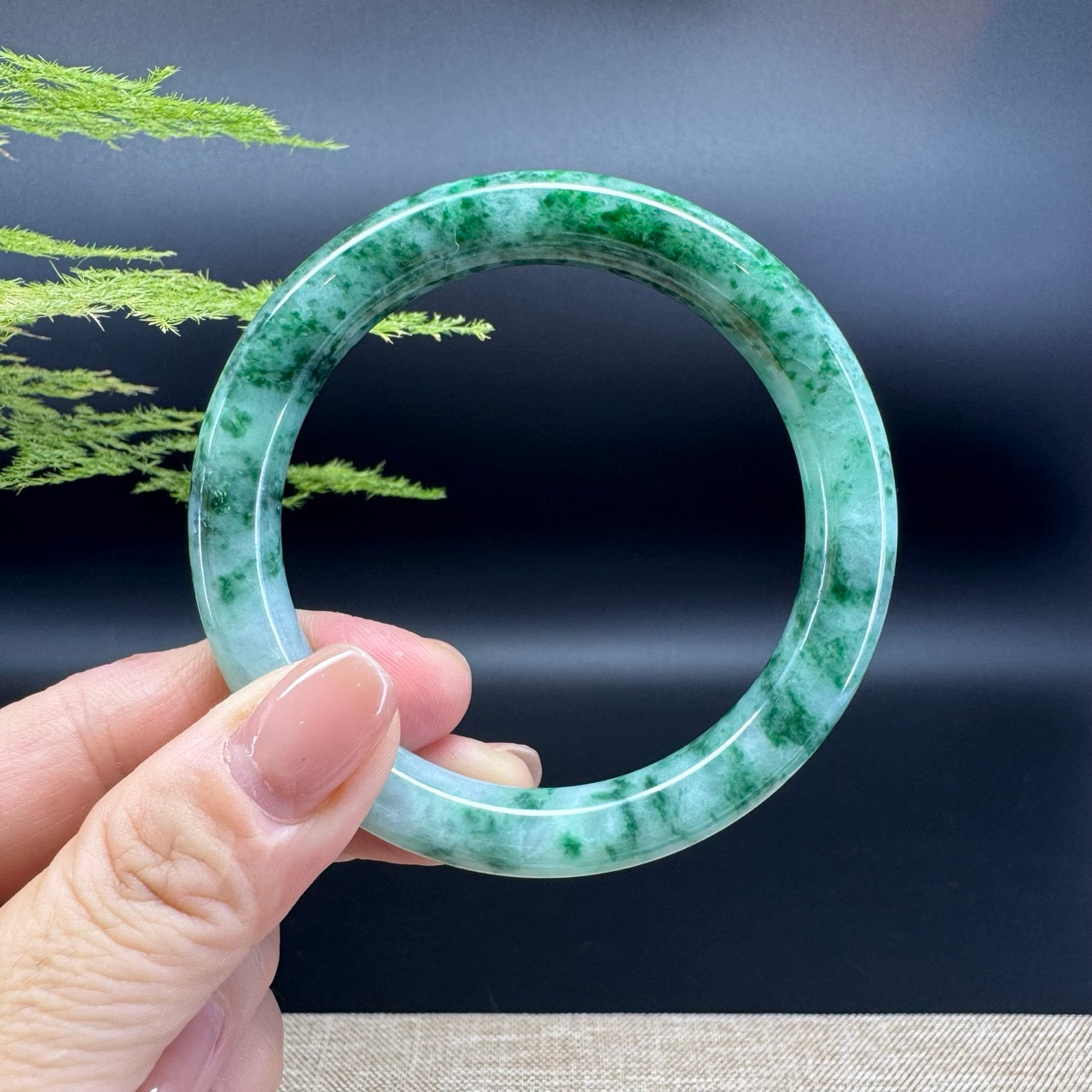 The bangle shape of the round.The bangle color is oil green