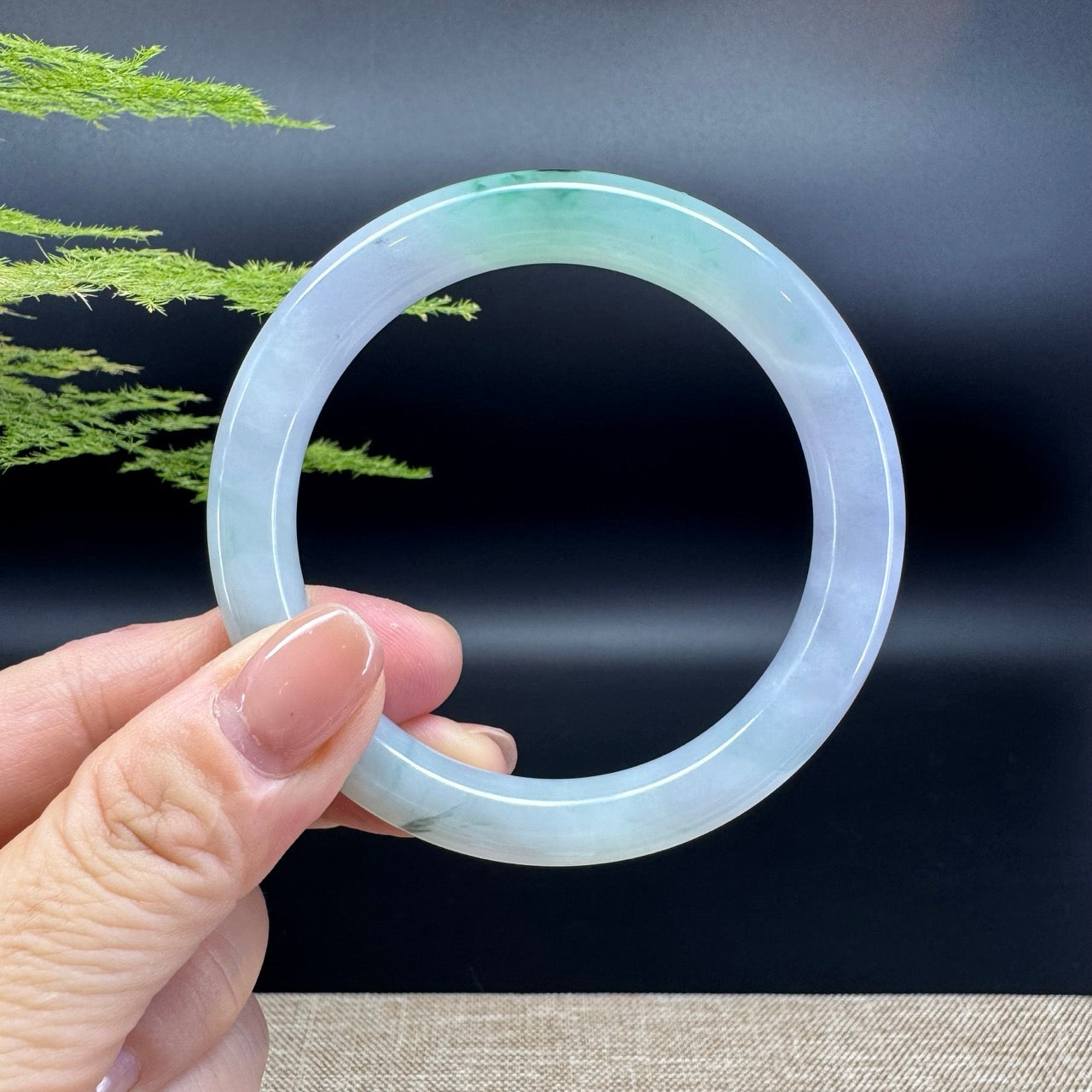The bangle shape of the round.The bangle color is lavender green.
