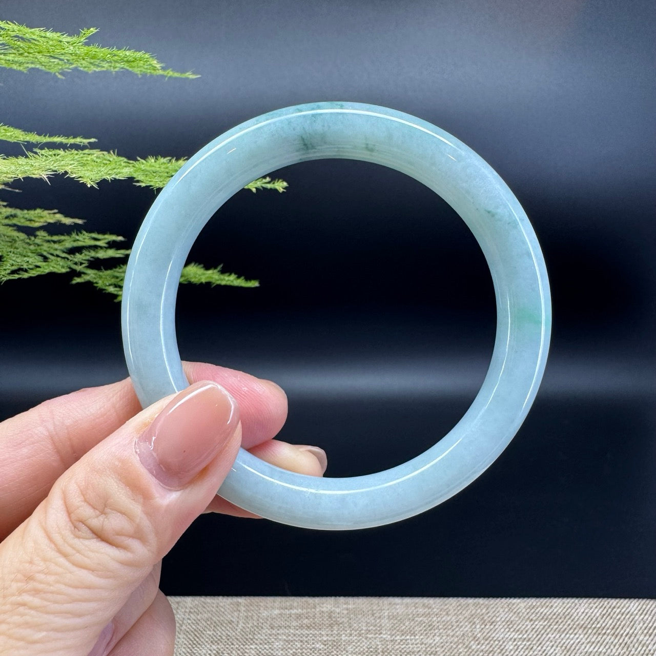 The bangle shape of the round.The bangle color is icy green.
