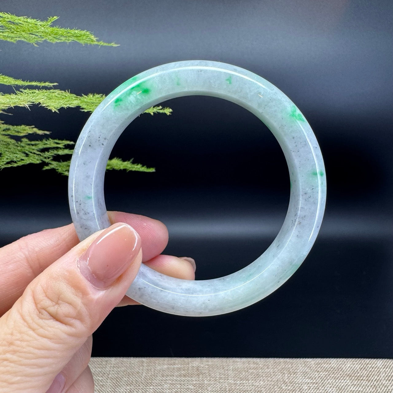 The bangle shape of the half round.The bangle color is wuji green.