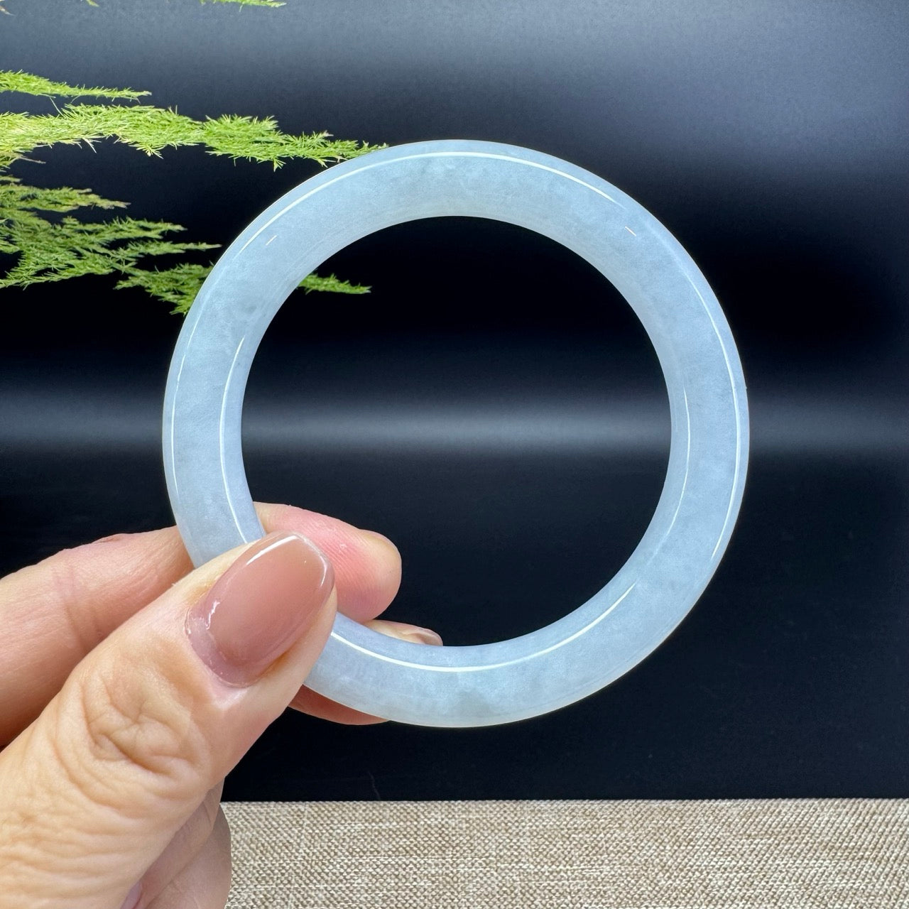 The bangle shape of the round.The bangle color is icy green.