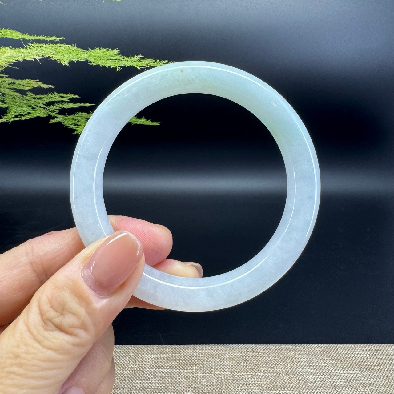The bangle shape of the round.The bangle color is icy green.