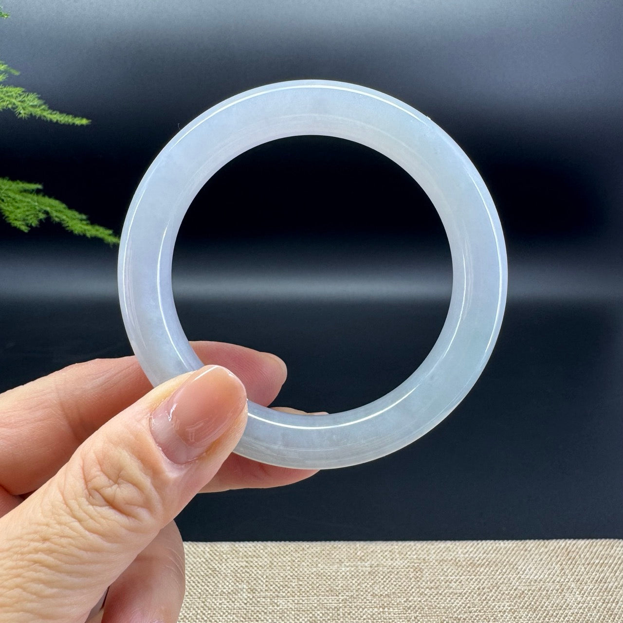 The bangle shape of the round.The bangle color is icy green.