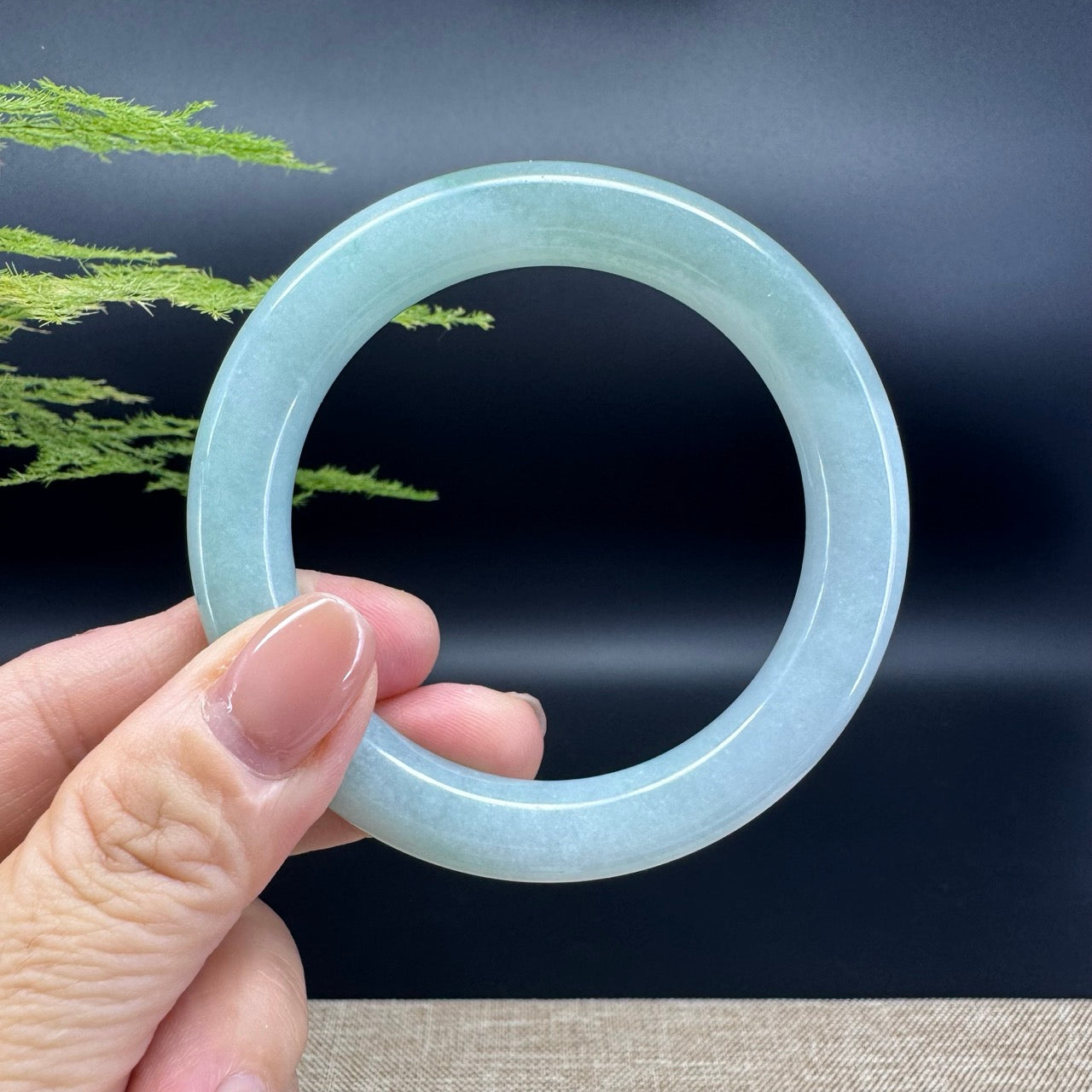 The bangle shape of the round.The bangle color is green.