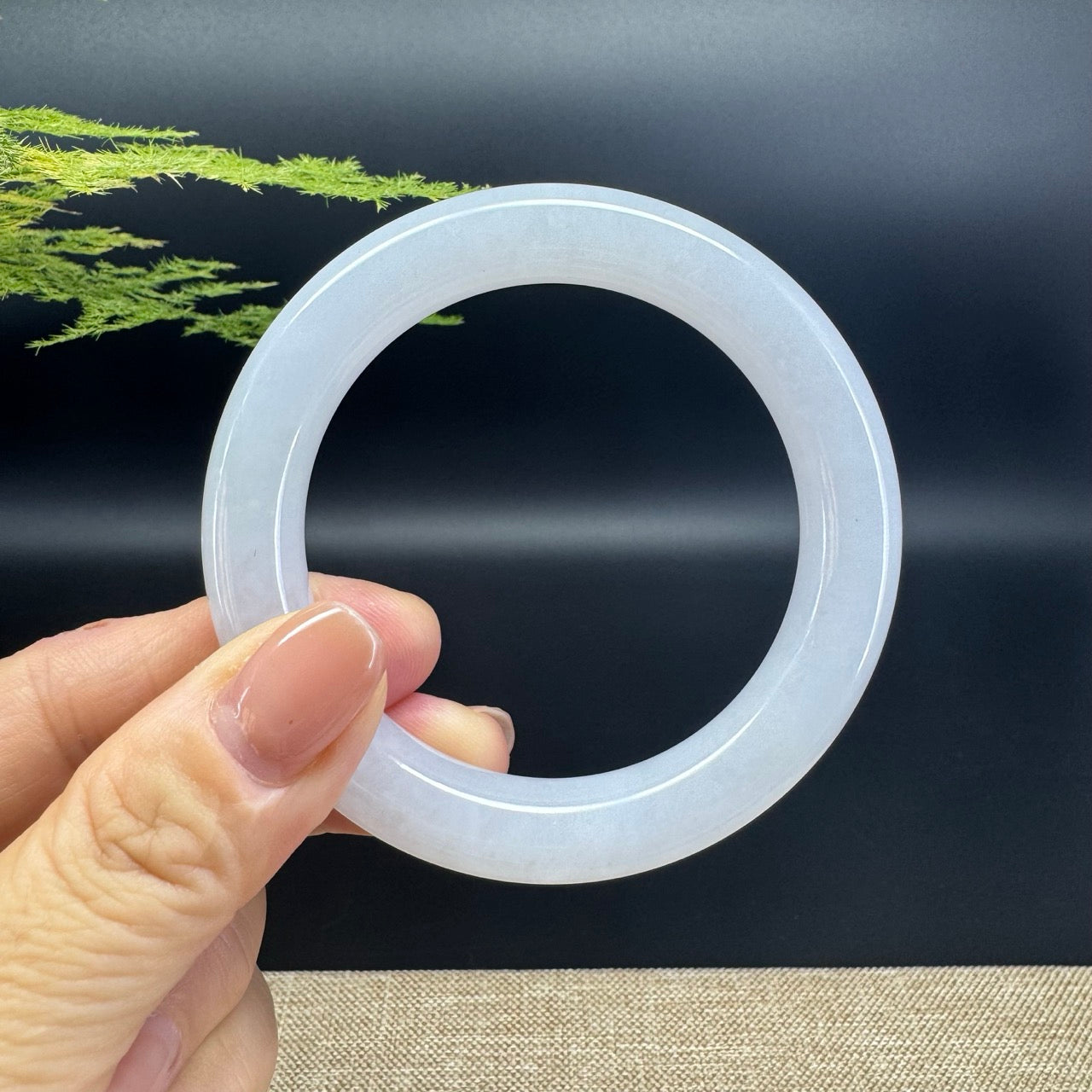 The bangle shape of the round.The bangle color is lavender.