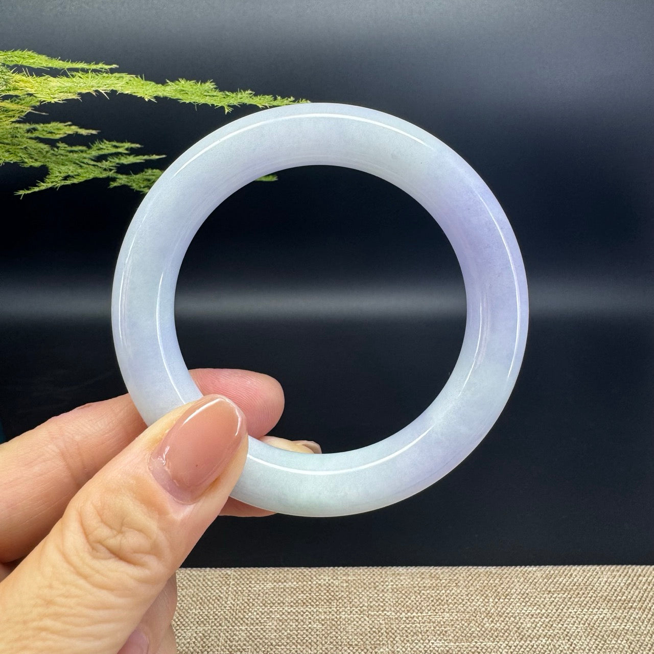 The bangle shape of the round.The bangle color is lavender.