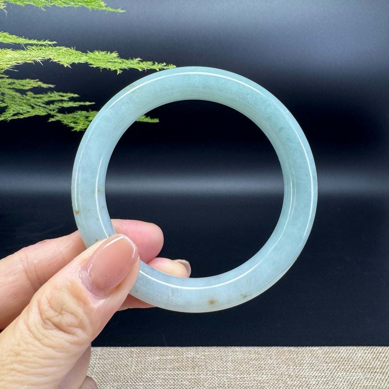 The bangle shape of the round.The bangle color is grey green and some sajin.