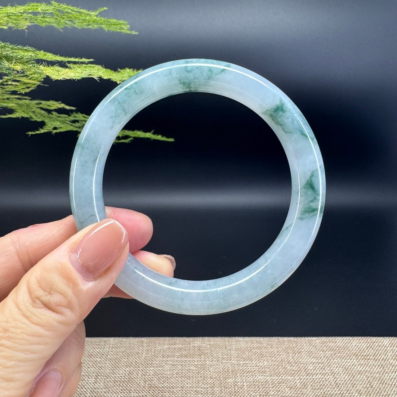 The bangle shape of the round.The bangle color is icy green.
