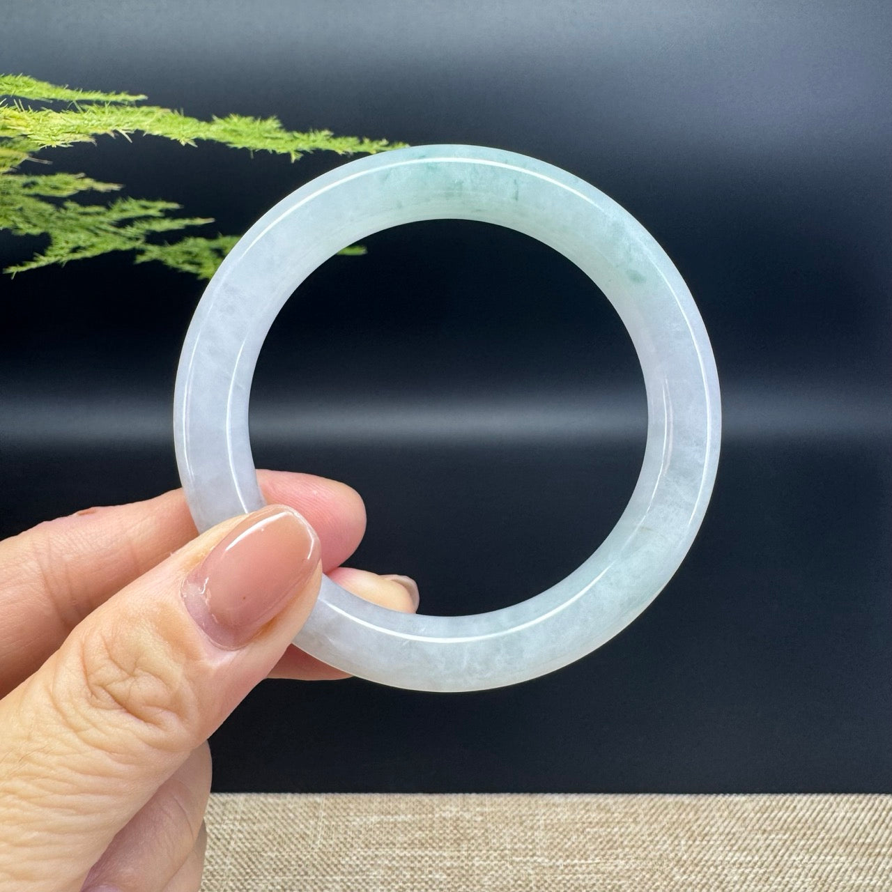 The bangle shape of the round.The bangle color is icy green.
