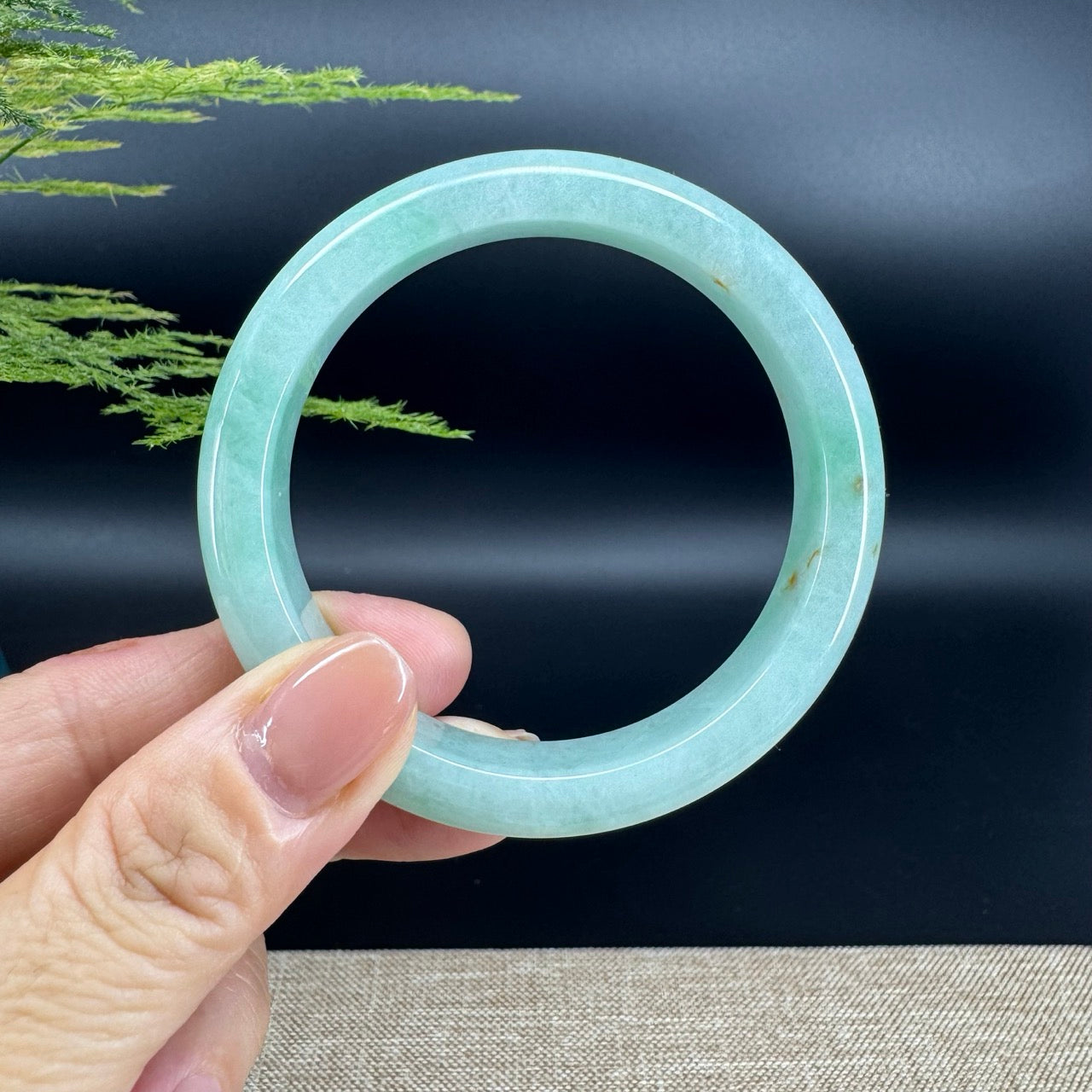 The bangle shape of the half round.The bangle color is apple green and some sajin.