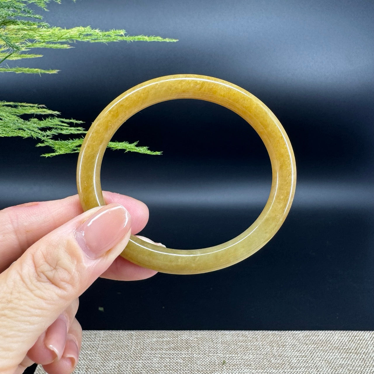 The bangle shape of the oval half round.The bangle color is yellow.