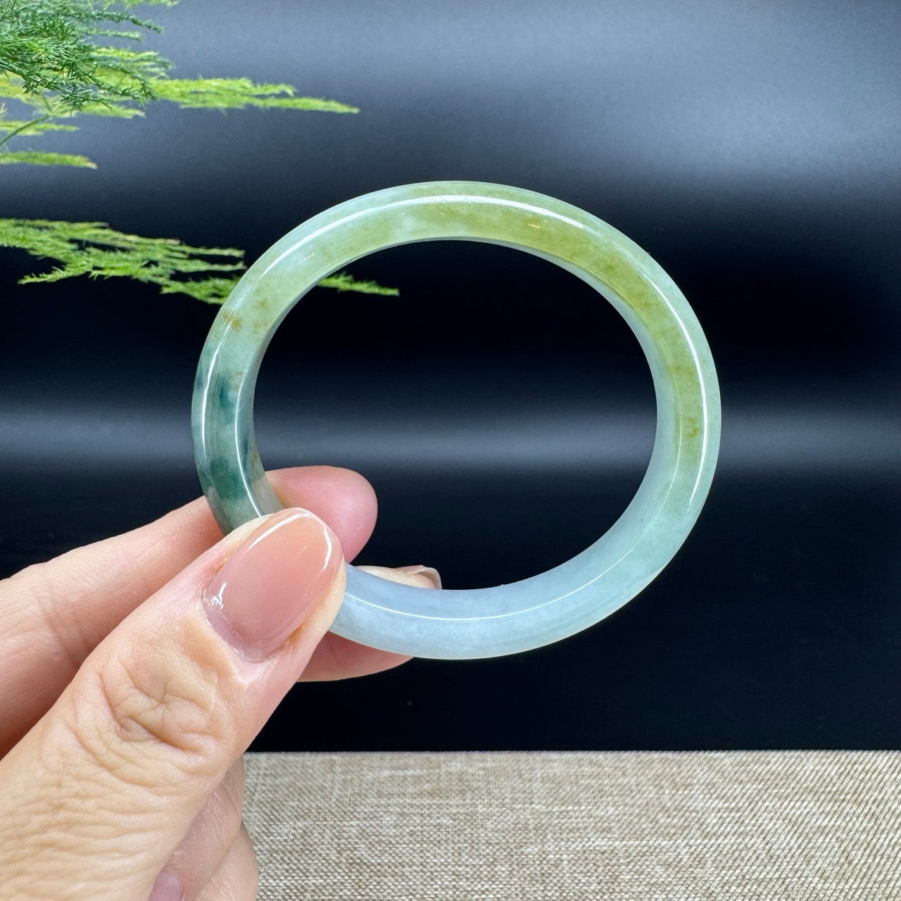 The bangle shape of the oval half round.The bangle color is yellow oil green.