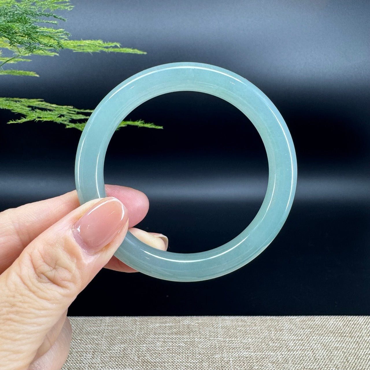 The bangle shape of the round.The bangle color is icy green.
