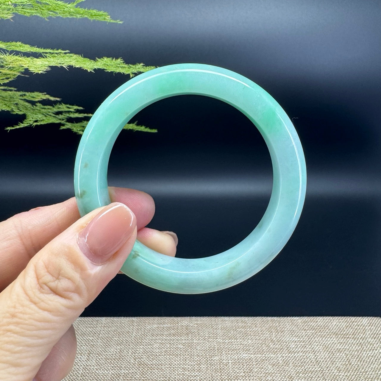 The bangle shape of the half round.The bangle color is apple green and some sajin.