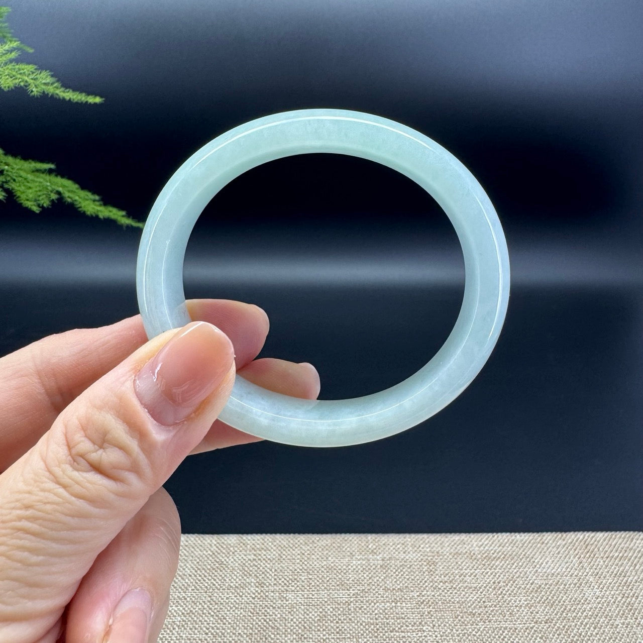 The bangle shape of the oval half round.The bangle color is icy.