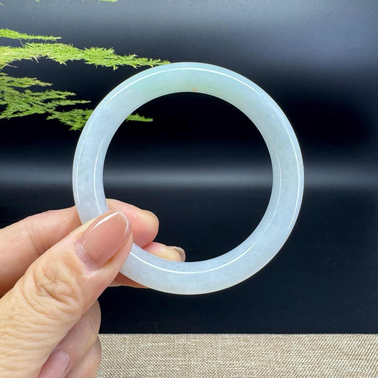 The bangle shape of the round.The bangle color is icy lavender green.