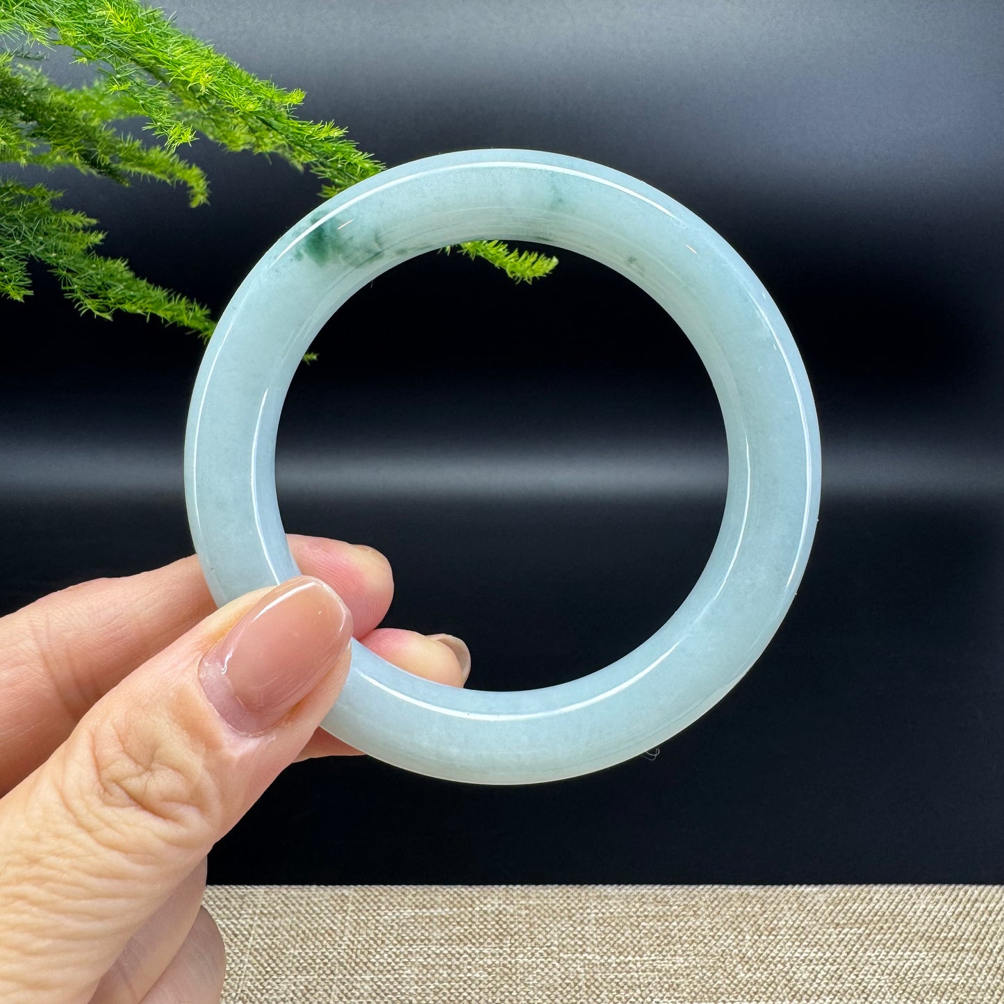 The bangle shape of the round.The bangle color is icy oil green.