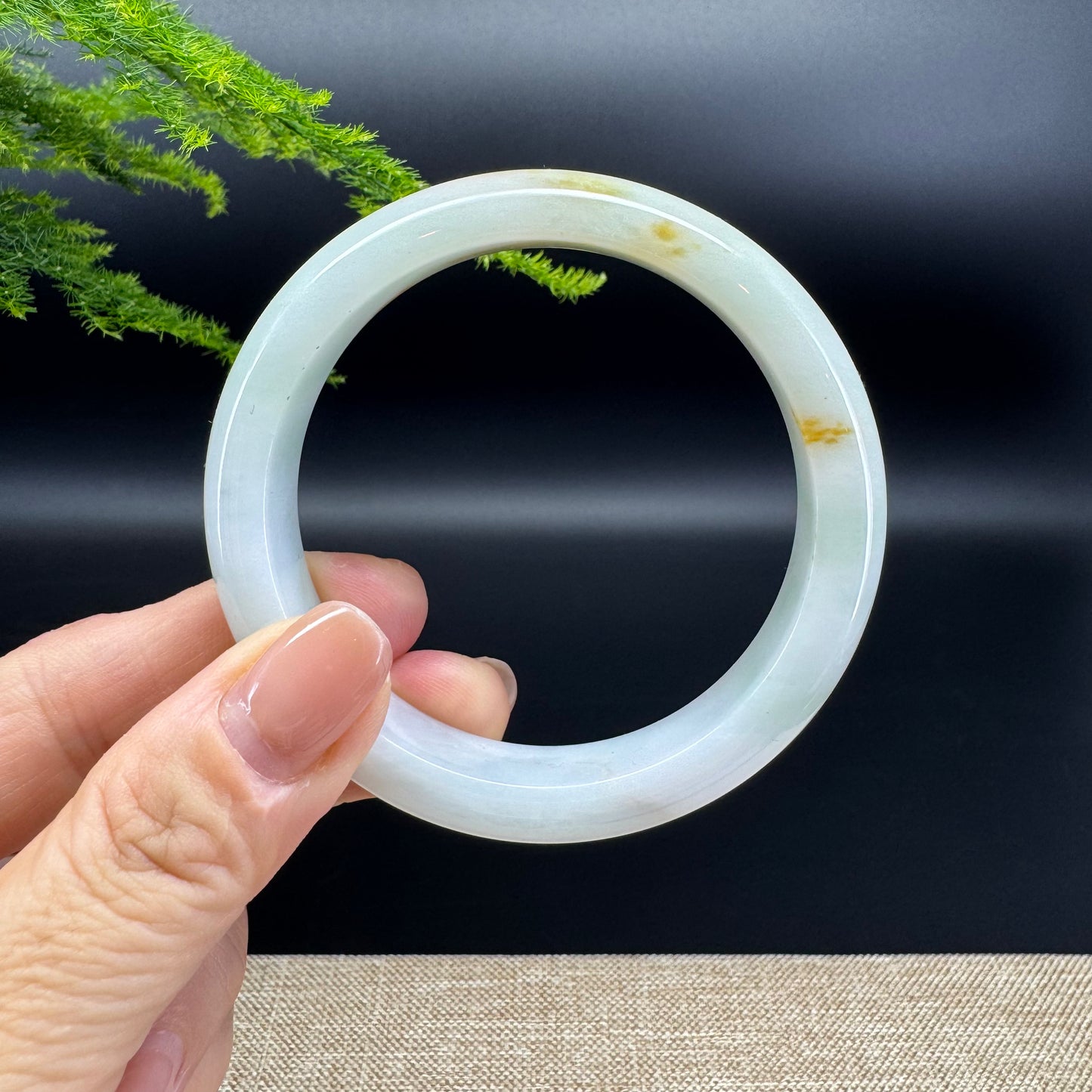 The bangle shape of the half round.The bangle color is icy green and some sajin.