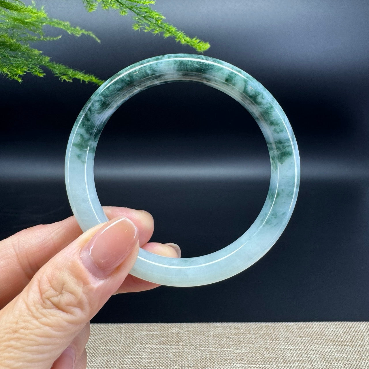 The bangle shape of the round.The bangle color is icy blue flower.