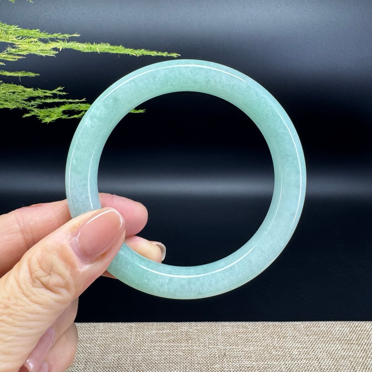 The bangle shape of the round.The bangle color is icy green.