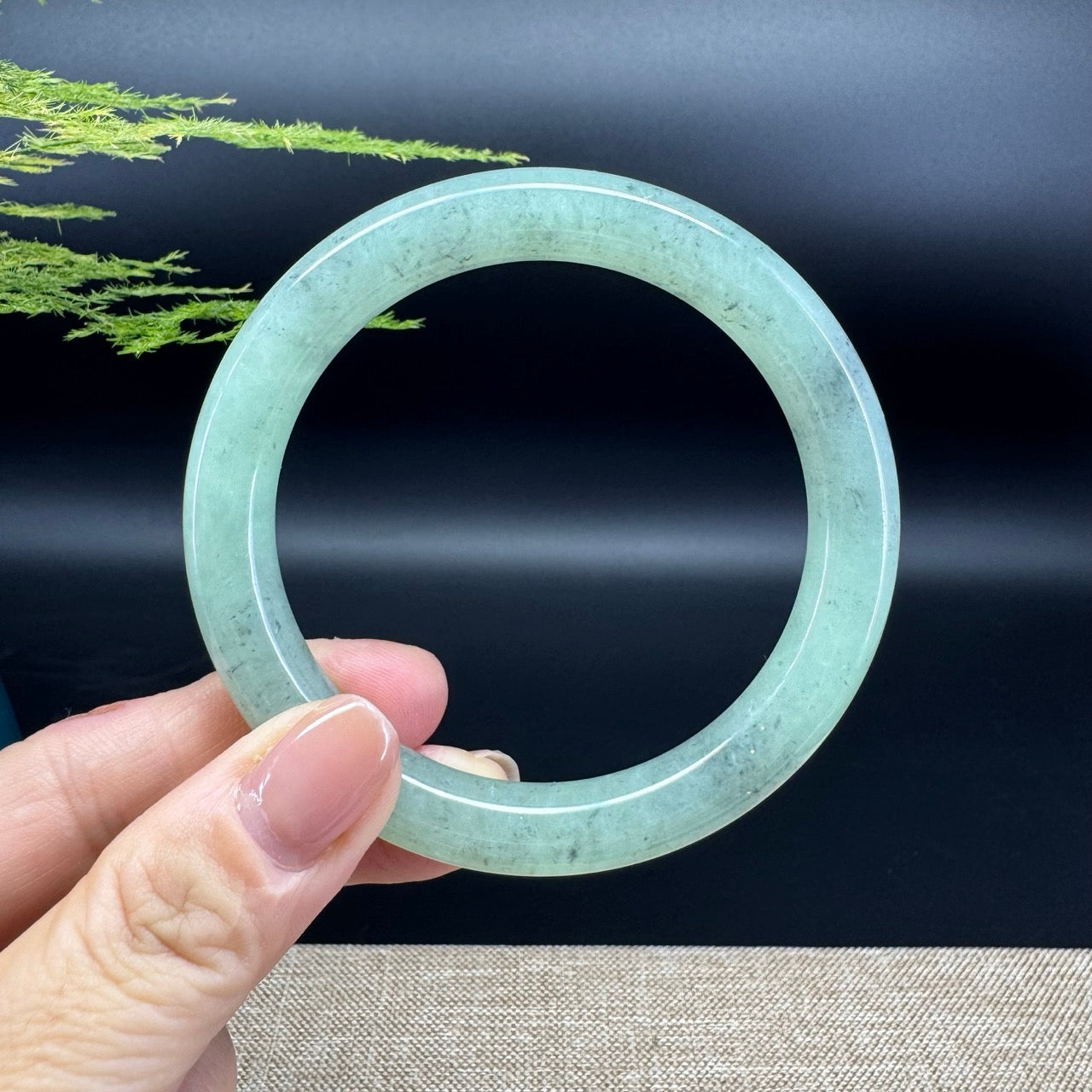 The bangle shape of the round.The bangle color is icy apple green and some wuji.