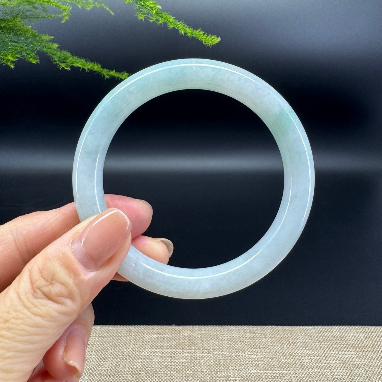 The bangle shape of the round.The bangle color is green.