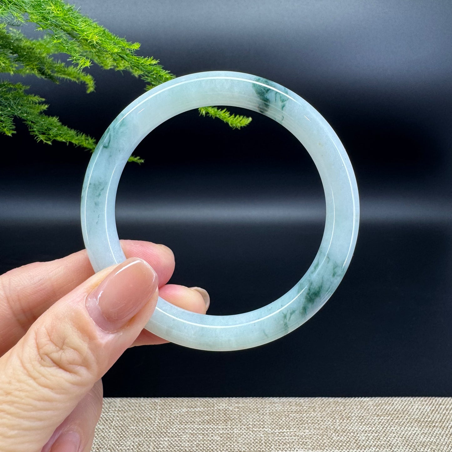 The bangle shape of the round.The bangle color is icy green.