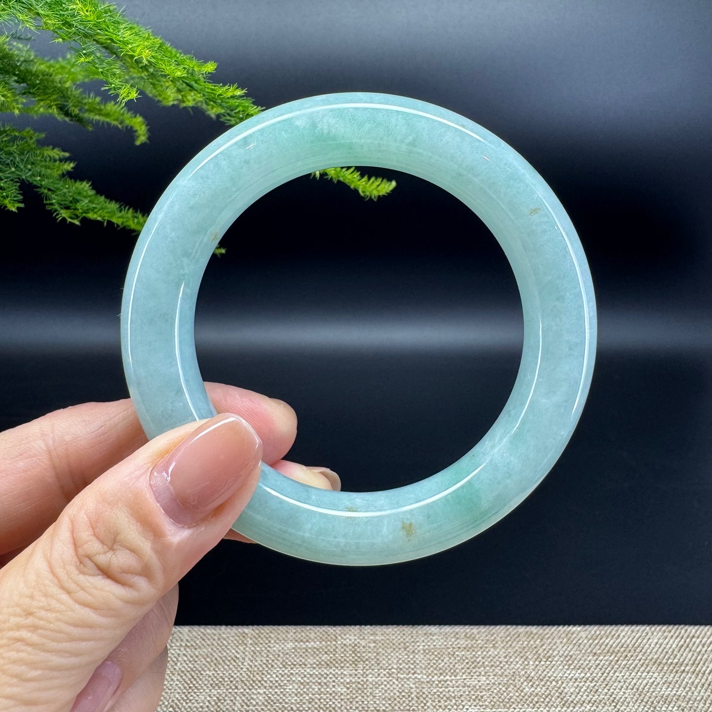 The bangle shape of the round.The bangle color is icy green.